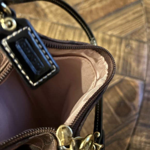 Coach Wristlet Brown Signature Stripe. Great condition , looks new ! - Picture 8 of 9